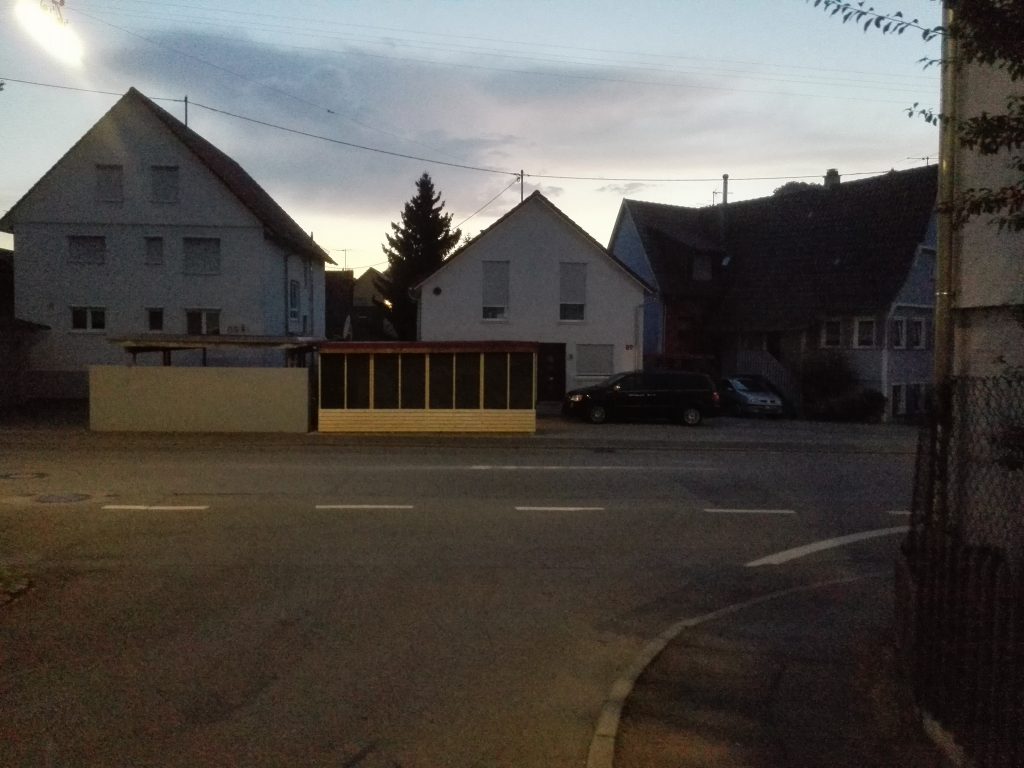 Wir verkleiden unsere Garage mit einer Holzlattung